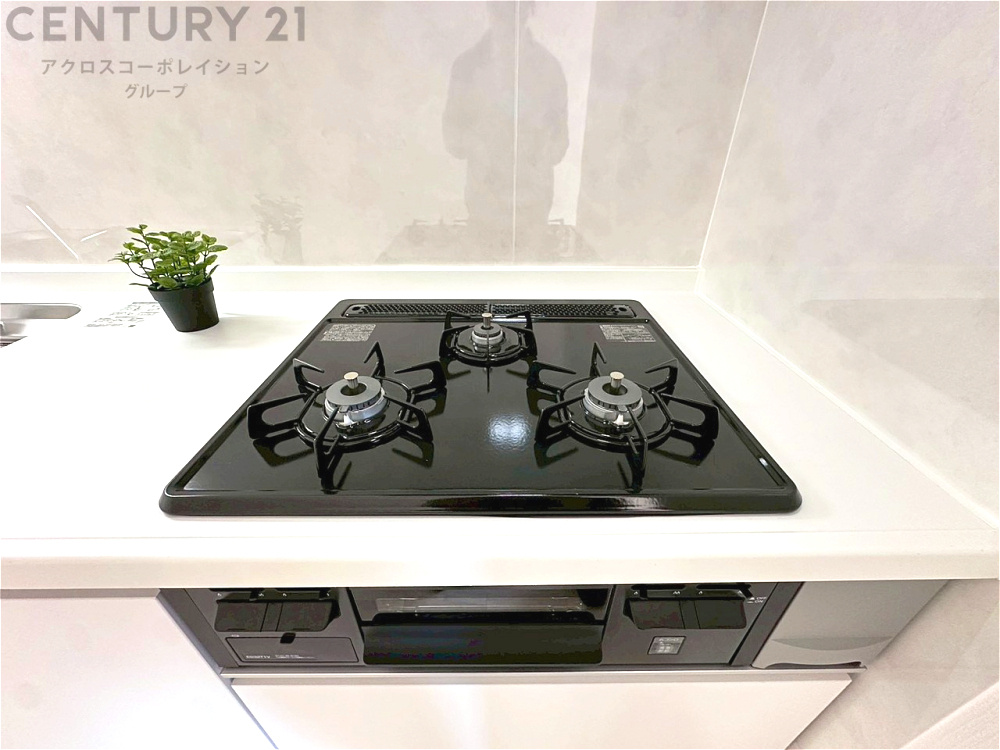 多数の調理器具を同時に使用でき、料理の効率化が可能。省エネで節約になり、様々な料理スタイルに適応できます。また、火力調整が独立しており、手入れや掃除もしやすく、今よりもっとお料理が楽しくなるかも。