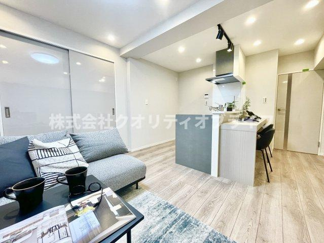 ナチュラルな木目が美しい足触りの良いフローリング仕様のリビング。どんなテイストの家具やインテリアにも合わせやすく、日々のお掃除やお手入れがしやすい仕様