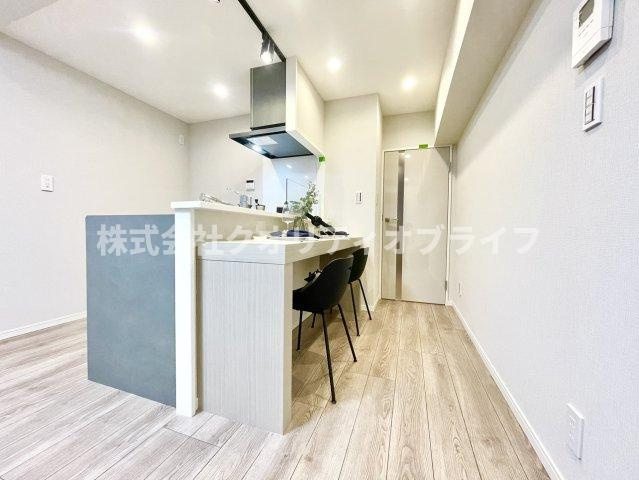 無駄のないすっきりとした形状で、使い勝手の良いコンパクトなダイニングスペース。限られた空間を有効活用して快適でまとまりのある食卓シーンを演出できます。
