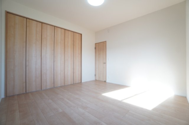 8帖洋室。大きめのクローゼットが特徴のお部屋です。※類似物件の参考画像です。