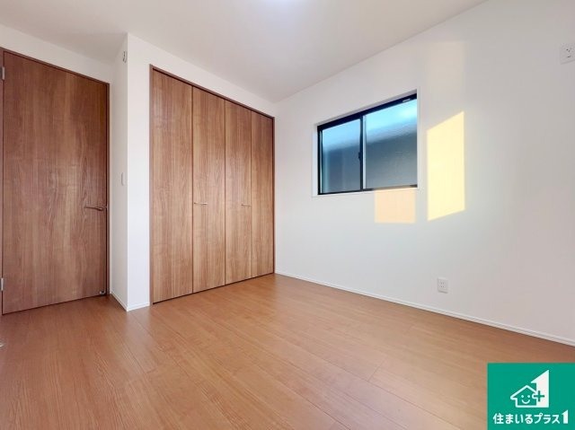 シンプルな洋室は、自分好みのインテリアが楽しめます♪ご家族とインテリアや家具を選びに行くのは購入時の醍醐味の一つです。ぜひお楽しみください♪