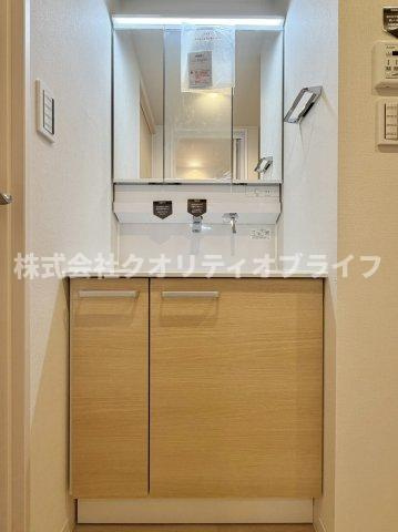 朝の身支度がスムーズにできる便利な三面鏡付きの洗面化粧台。鏡の裏はすべて収納スペースになっており、散らかりがちな洗面まわりの小物を隠してスッキリと片付けることができます。