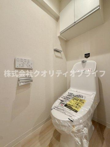 衛生的で年中快適に使用できる温水洗浄便座付きのトイレ空間。便座をいつでも清潔に保てるだけでなく、お掃除がしやすい形状になっており、日々のちょっとしたお手入れのストレスを大幅に軽減してくれます。