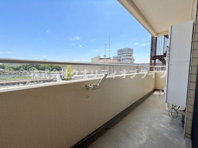 心地よい爽やかな風がお部屋の奥まで通り抜けるバルコニー。室内の空気をいつでもクリーンにリフレッシュしやすく、カビや湿気の発生を抑えて衛生的な暮らしをサポートしてくれます。