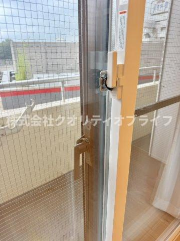 リビングの窓はペアガラスになっている為、外の冷気や熱が伝わりにくく、冬は暖かく夏は涼しい室内を保ちます。