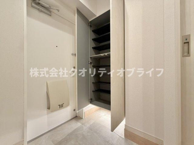 家族全員の靴や傘をスッキリと収納できる大容量のシューズボックスを完備。散らかりがちな玄関まわりを常に美しい状態にキープでき、毎日の出がけや帰宅時もストレスフリーに過ごせます。