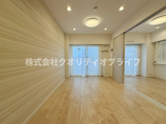 大型のベッドを配置しても圧迫感のない、ゆとりある広さを確保した洋室。1日の疲れをゆったりと癒す主寝室にふさわしく、落ち着いたインテリアで静かなプライベートタイムを演出できる快適な空間です。