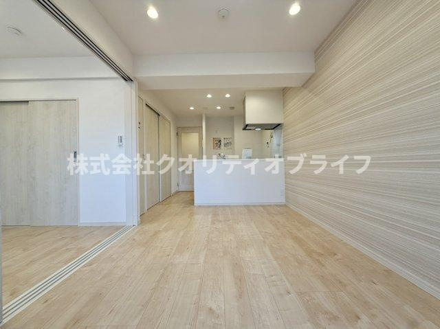 午後の時間帯から夕方にかけて、暖かい光が長く差し込む西向きのリビング。冬場でも室温が下がりにくく、夕暮れ時の穏やかなロケーションを楽しめる落ち着いた空間です。