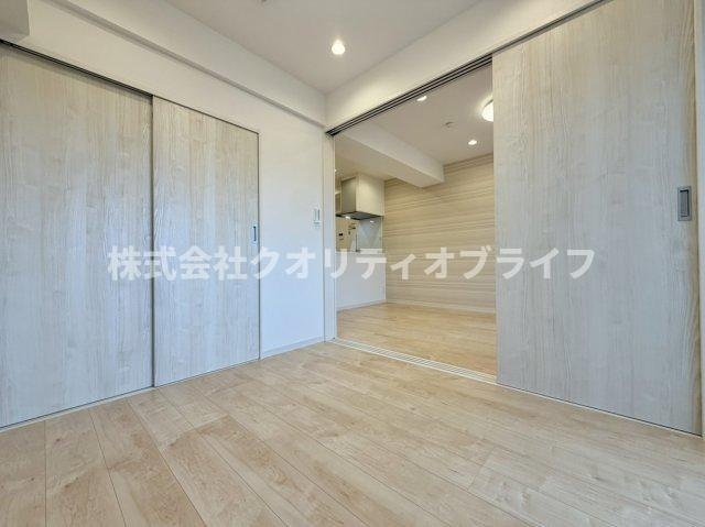 衣服や日常の荷物をすっきりと収められるため、余計な収納家具を置く必要がなく、お部屋本来の床面積を最大限に広く活用できるのが嬉しいポイントです。