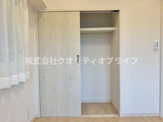 各居室に標準装備された使い勝手の良いクローゼット。ハンガーパイプや棚が設置されており、洋服や季節ものの荷物をすっきりと片付けて、お部屋の広さを有効に活用できます。