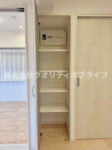 細かいところに収納スペースがある為、お部屋の中に余計な家具を置く必要がないため、空間を広く使えます。