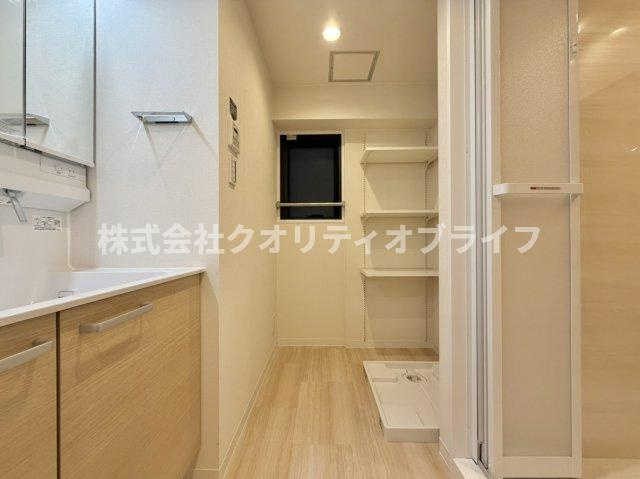 ゆとりある洗濯機置き場を併設した、使い勝手の良い洗面脱衣室。お風呂場への動線もスムーズで、脱衣から洗濯、朝の準備までを一歩の移動で効率よくこなせる、家事ラクを意識した機能的な間取りです。