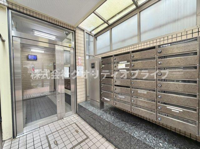 セキュリティに配慮された鍵付き・ダイヤル式のメールボックス。チラシなどの散乱もなく綺麗に保たれており、個人情報もしっかり守られるため、毎日安心して郵便物を受け取ることができます。