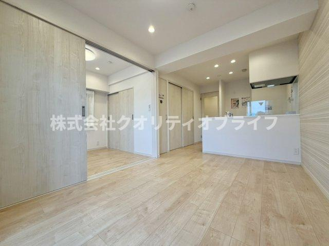 バルコニーに広く面した横長タイプのリビング。窓が大きいため開放感があり、ダイニングスペースとリビングスペースの家具の配置をスッキリと分けることができる間取りです。