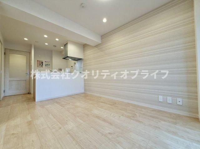 壁面が多く家具の配置がしやすい縦長タイプのリビング。隣接する洋室の扉を開放することで、さらに広々とした大空間としてフレキシブルに活用できる使い勝手の良い間取りです。