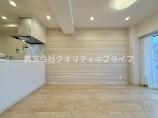 ナチュラルな木目が美しい、足触りの良いフローリング仕様のリビング。どんなテイストの家具やインテリアにも合わせやすく、日々のお掃除やお手入れがしやすいのも嬉しいポイントです。