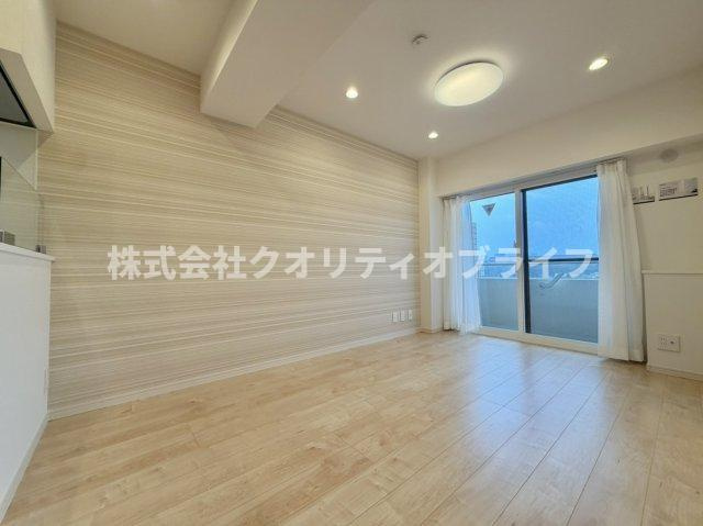 大きな窓から豊かな陽光が注ぎ込む、明るく開放感に満ちたリビング空間。日中は照明をつけなくても温かい光に包まれ、家族が自然と集まってゆったりと寛げる、住まいの中心にふさわしいお部屋です。