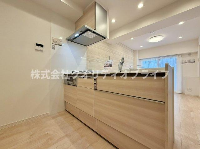 お部屋の大きな窓から差し込む自然光が優しく届く、明るく爽やかなキッチン。心地よい風も通り抜けやすく、調理時のにおいもこもりにくいため、いつでもクリーンで気持ちの良い空間をキープできます。