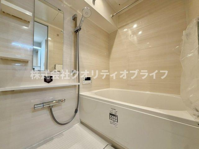 1日の疲れをゆったりと癒せる、クリーンで心地よいバスルーム。お気に入りの入浴剤を入れて、贅沢なリラックスタイムを過ごせる空間です。毎日のバスタイムが楽しみになるような、開放感のある設計です。