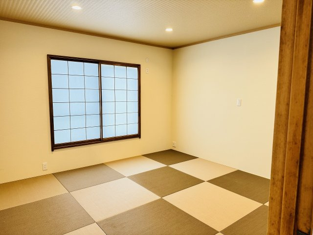 ～1階8.0帖の和室　半帖の畳とダウンライトでモダンな印象です～