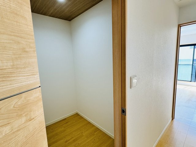 ～1.5帖の納戸　掃除用具や季節物の収納に便路～