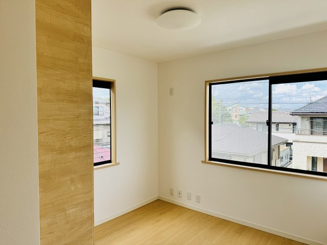 ～2階5.0帖の洋室　2面採光で明るく風通しの良いお部屋です～