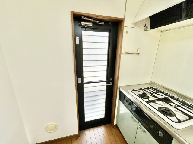 キッチンには勝手口があります♪