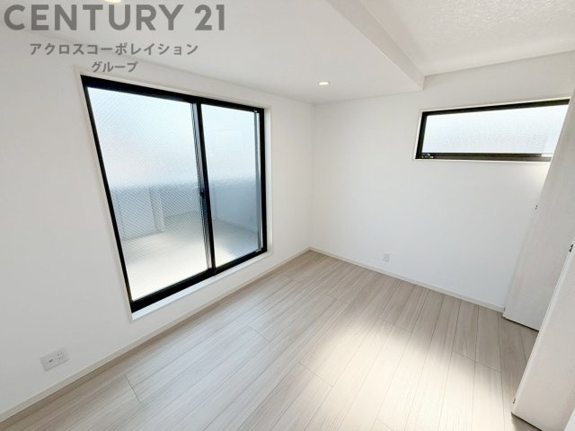 明るい色合いのフローリングとクロスを使用した洋室は家具やインテリアとも調和しやすく空間が広く感じられ開放感を生み出します。自然光を効果的に反射し、室内を明るく保つため、日中の照明使用を抑えられます。　