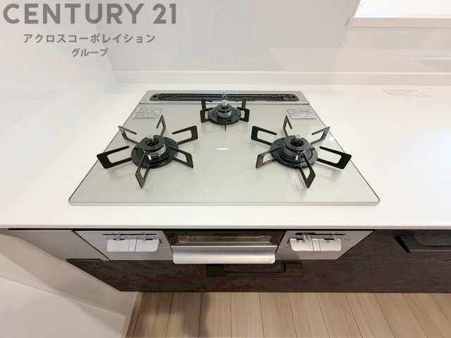 多数の調理器具を同時に使用でき、料理の効率化が可能。省エネで節約になり、様々な料理スタイルに適応できます。また、火力調整が独立しており、手入れや掃除もしやすく、今よりもっとお料理が楽しくなるかも。　