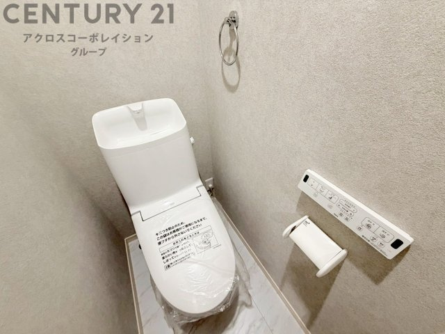温水洗浄便座付トイレは温水洗浄機能により、暖かい水でおしりを洗浄することができ、冷たい水を使う従来の便座に比べ、温水洗浄機能で暖かいトイレを提供し、快適な使用を可能にします。　