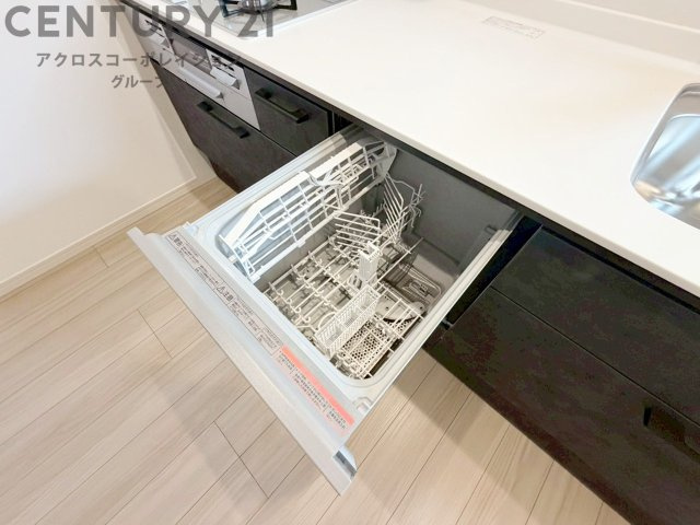 手洗いに比べて時間や労力を節約できることです。また、高温のお湯で洗浄されるため、雑菌や細菌を殺菌する効果もあります。さらに、乾燥機能があるため、手で拭く手間も省け衛生的に保管できます。　