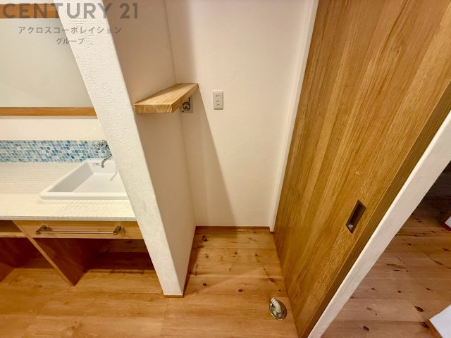 洗濯物の仕分け作業がしやすく、整理整頓が容易になります。洗濯音や湿気を他の部屋に持ち込まず、生活環境を快適に保ちます。上部を活用すれば収納スペースを確保でき洗剤や洗濯用品の整理もしやすくなります。