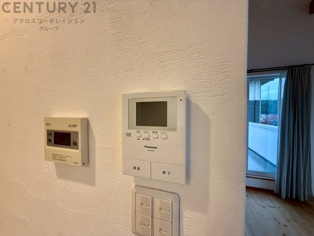 訪問者が来たときにテレビ画面で確認できるため、安心してドアを開けられます。録画機能があるものもあり、留守中に来訪者を記録しておくことができます。利便性が高く、セキュリティ面でも安心です。