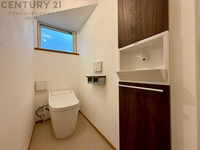 温水洗浄便座付トイレは温水洗浄機能により、暖かい水でおしりを洗浄することができ、冷たい水を使う従来の便座に比べ、温水洗浄機能で暖かいトイレを提供し、快適な使用を可能にします。