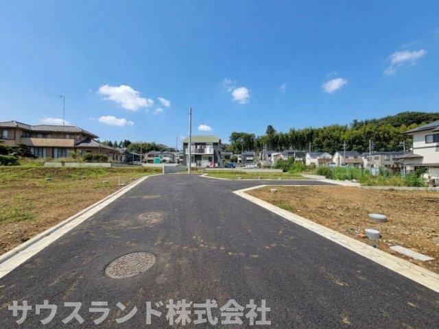 遮るものが少なく、南からの暖かい日差しが降り注ぐ陽当たり良好な立地です。お洗濯物がよく乾き、家事の負担も軽減されます。明るく健康的な毎日をお過ごしいただける、ご家族の笑顔があふれる住環境です。　　　