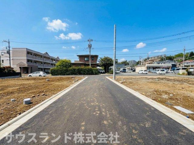 フラットに整地された敷地は、つまずく心配が少なく、ご高齢の方や小さなお子様も安全に歩行できます。自転車の練習をしたり、お友達と遊んだり、ご近所同士での温かいコミュニティが育まれやすい環境です。　　　