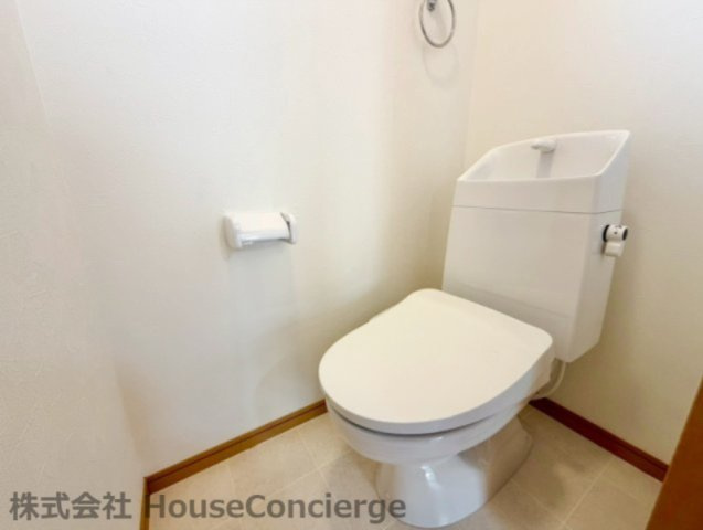 清潔な空間を保ちたいトイレはホワイトで統一しています。1F・2Fにあるので朝の忙しい時間帯も安心です。　
