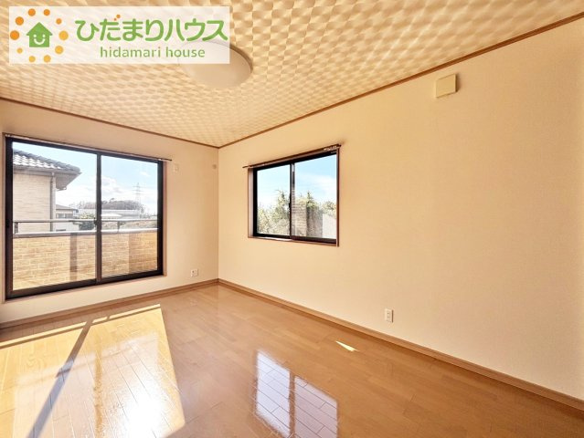 バルコニーに面していて、たっぷり光りの入る明るい主寝室です！