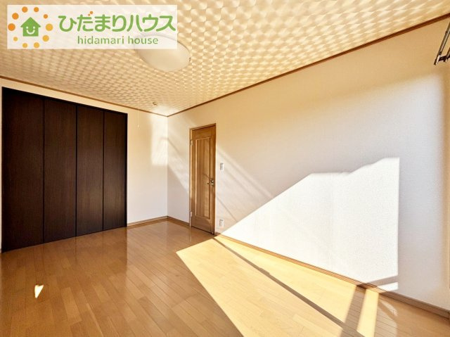 広めの主寝室は、ベッドの他にもパソコンデスクやドレッサーなども置けちゃいます(*^-^*)