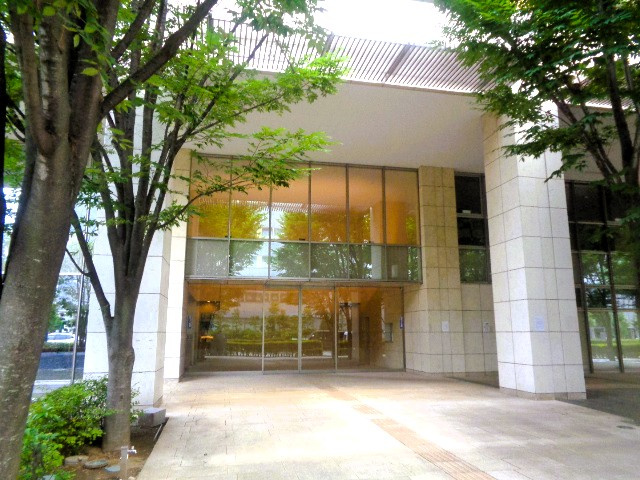 落ち着いた佇まいが迎える開放的なエントランス。