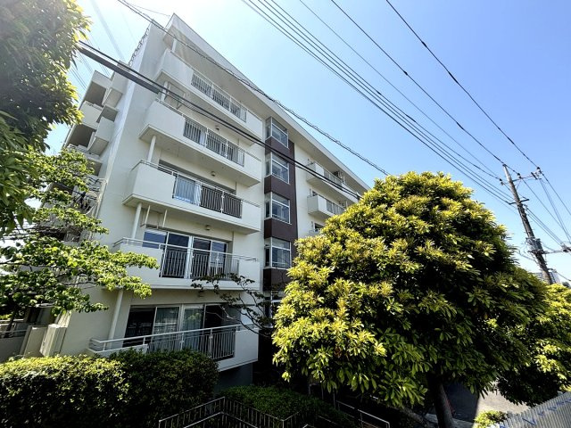 マンション内出入り口はスロープ形状