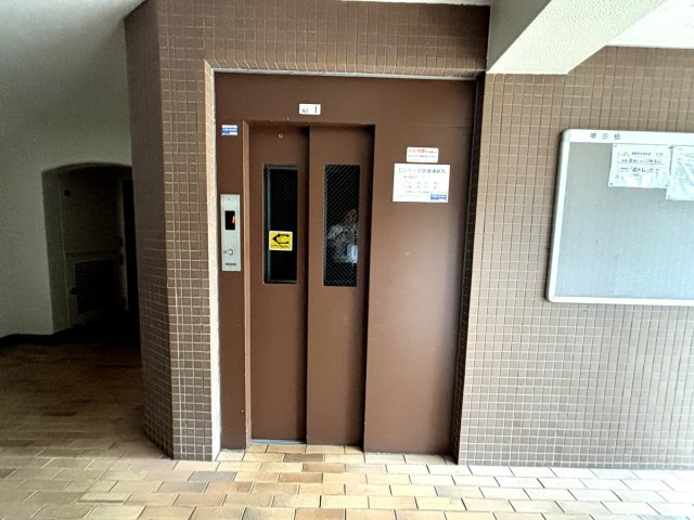 棟脇にある階段を出るとバス停のある通りにすぐです！