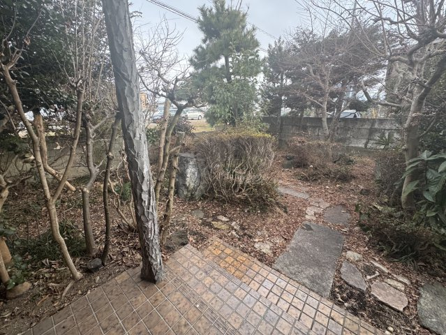 落ち着いてて広い玄関前です
