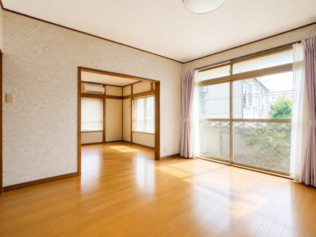 ◆二面採光で、陽差しを長時間受ける事が出来る暖かい室内です。もちろんペアガラスなので、遮音性にも優れ、結露も発生しにくい構造。サッシ周りのカビが発生しにくくなります。