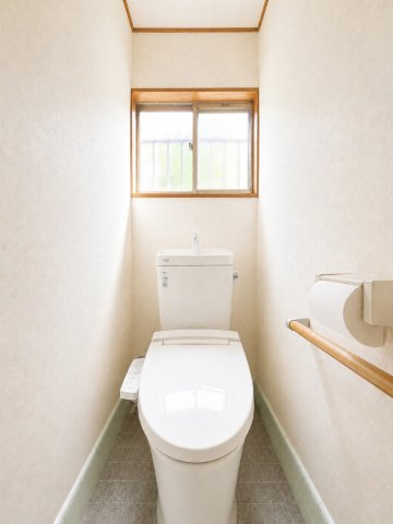 ◆清潔感のある白を基調とした落ち着ける空間。小窓をもうけていますので、こもりやすい空気の入れ替えも簡単に行えますね！