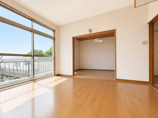 ◆柔らかい陽光が差し込む明るいお部屋を演出する設計。彩光の取れる窓が気持ちの良いお部屋を創り上げます。