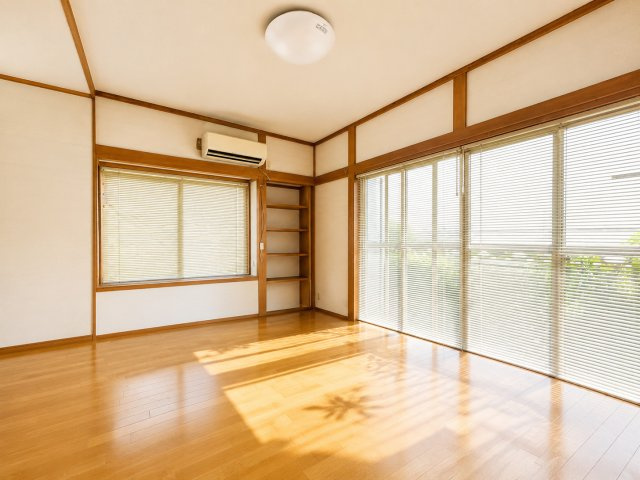 ◆室内はいつも明るい印象なので気持ちの良い朝を迎えられます。各部屋にはクローゼットを完備しており、収納が多いお家はすっきりして快適空間です。