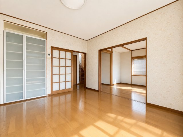 ◆気持ちの良い風が室内へ入り込む居室。家具を配置しても広々ご利用いただけます！！