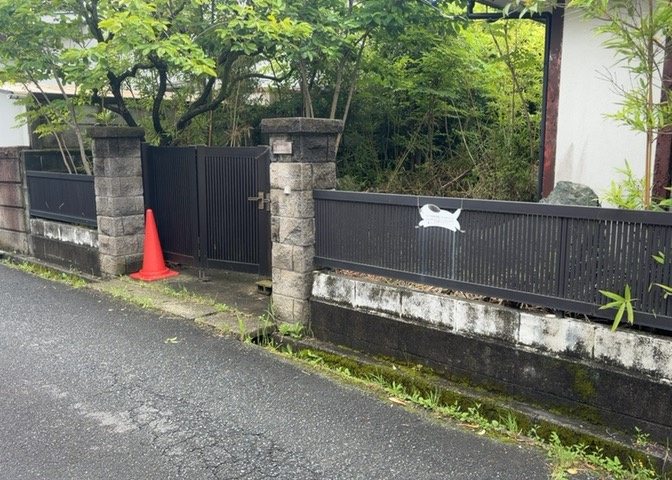 土地の面積＝住宅面積ではありません。建ぺい率の問題などで、土地のある場所によって住宅を建てられる面積は限られています。高さもしかり、「土地」という言葉の中には、建築条件も含まれると考えておきましょう。