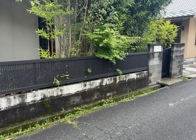 家を建てる場合、方位は要チェックです。現実的に日当たりのよい家ならばリビングは南側、建築基準法でも北側に当たる家への配慮は求められています。土地を見学に行く際は、方位磁針を持って行くようにしましょう。